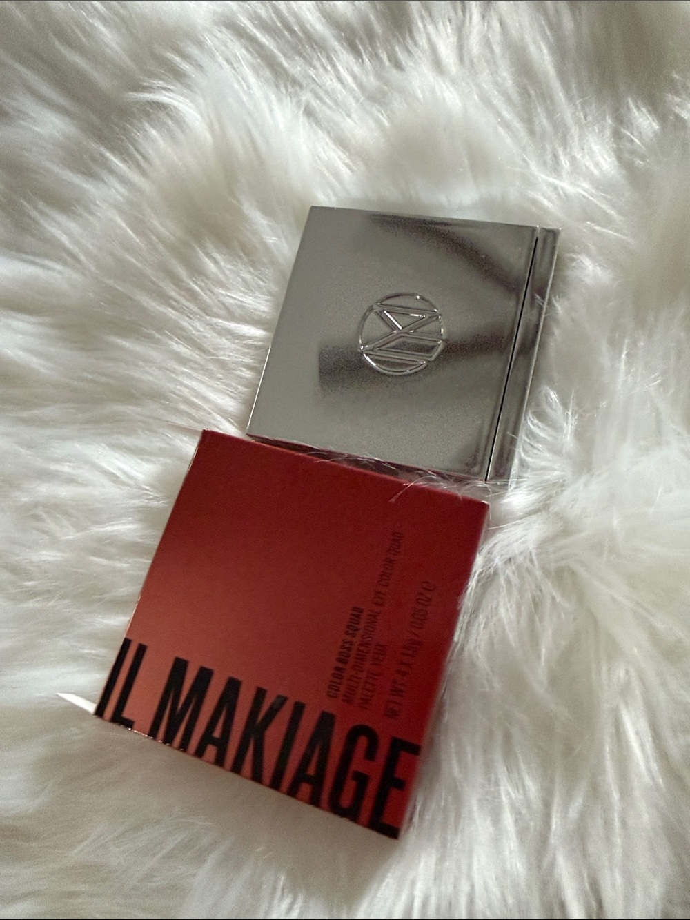 IL MAKIAGE Red Blush Compact with Silver Case